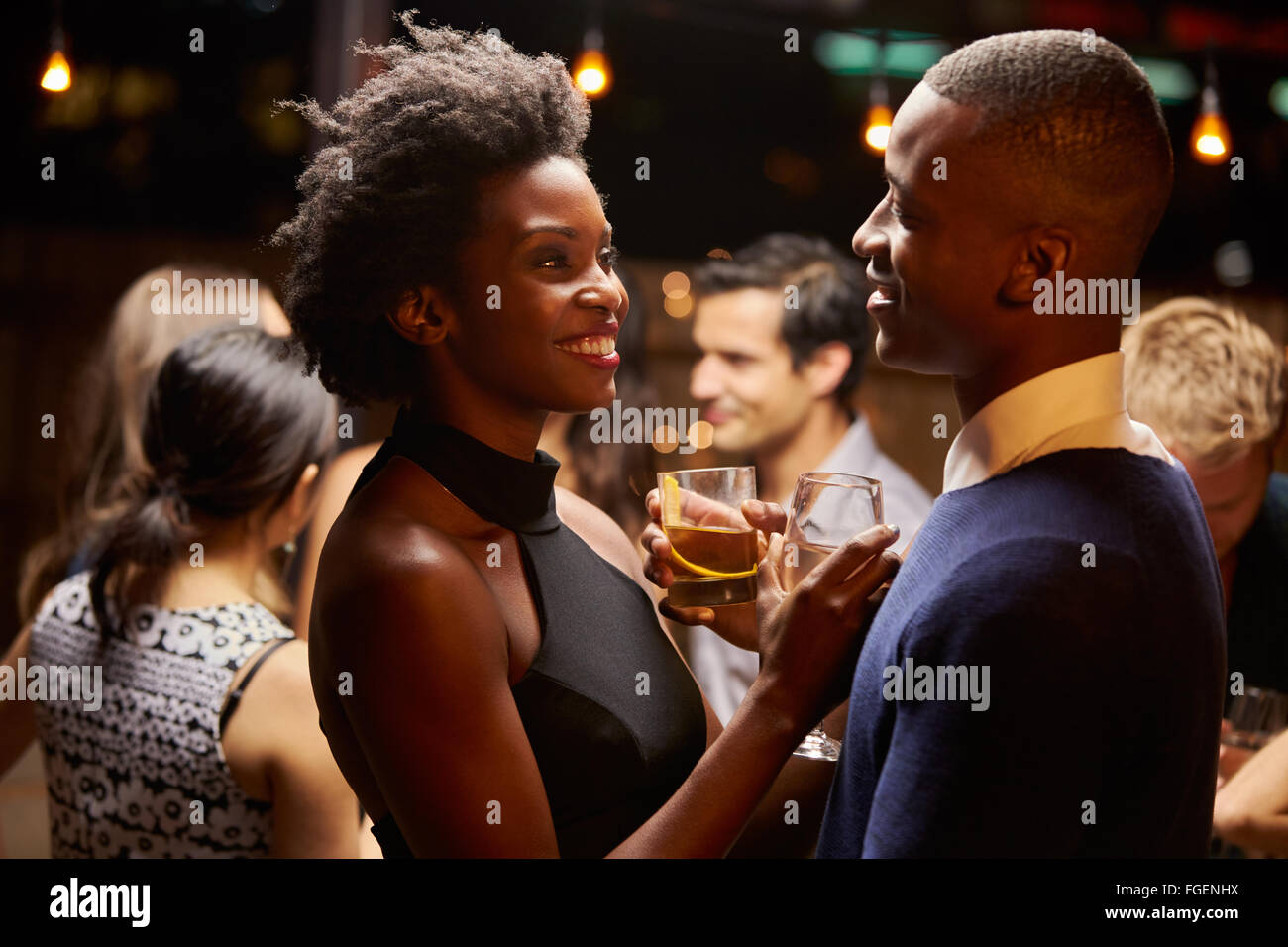Paare tanzen und trinken am Abend Party Stockfoto