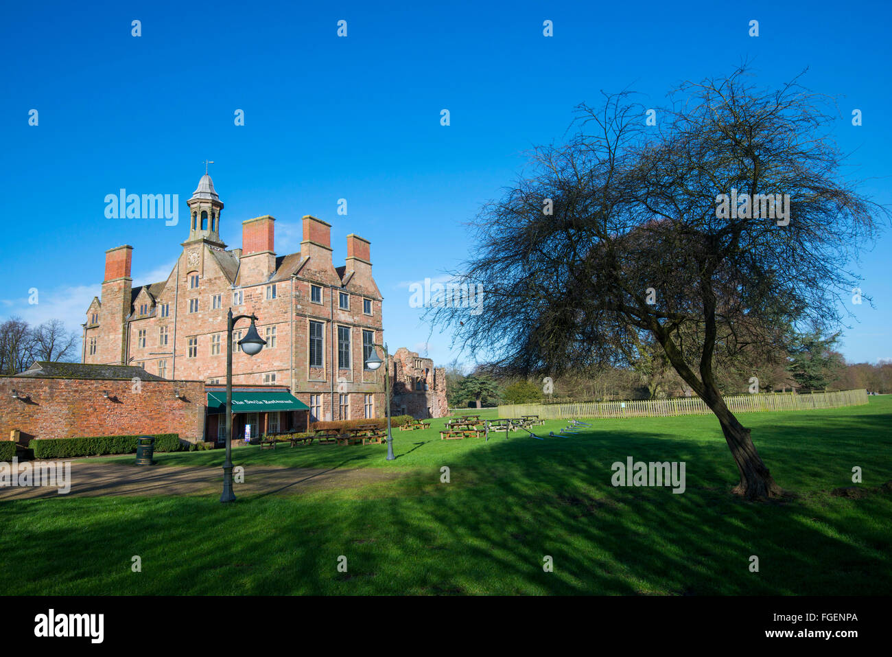 Einen wunderschönen blauen Himmel in Rufford Abtei Country Park, in der Nähe von Ollerton in Nottinghamshire, England UK Stockfoto