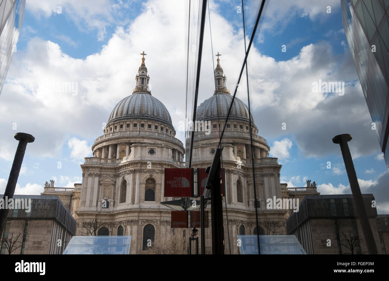 St. Pauls Cathedral spiegelt sich in Windows eine neue Änderung Entwicklung, London England UK Stockfoto