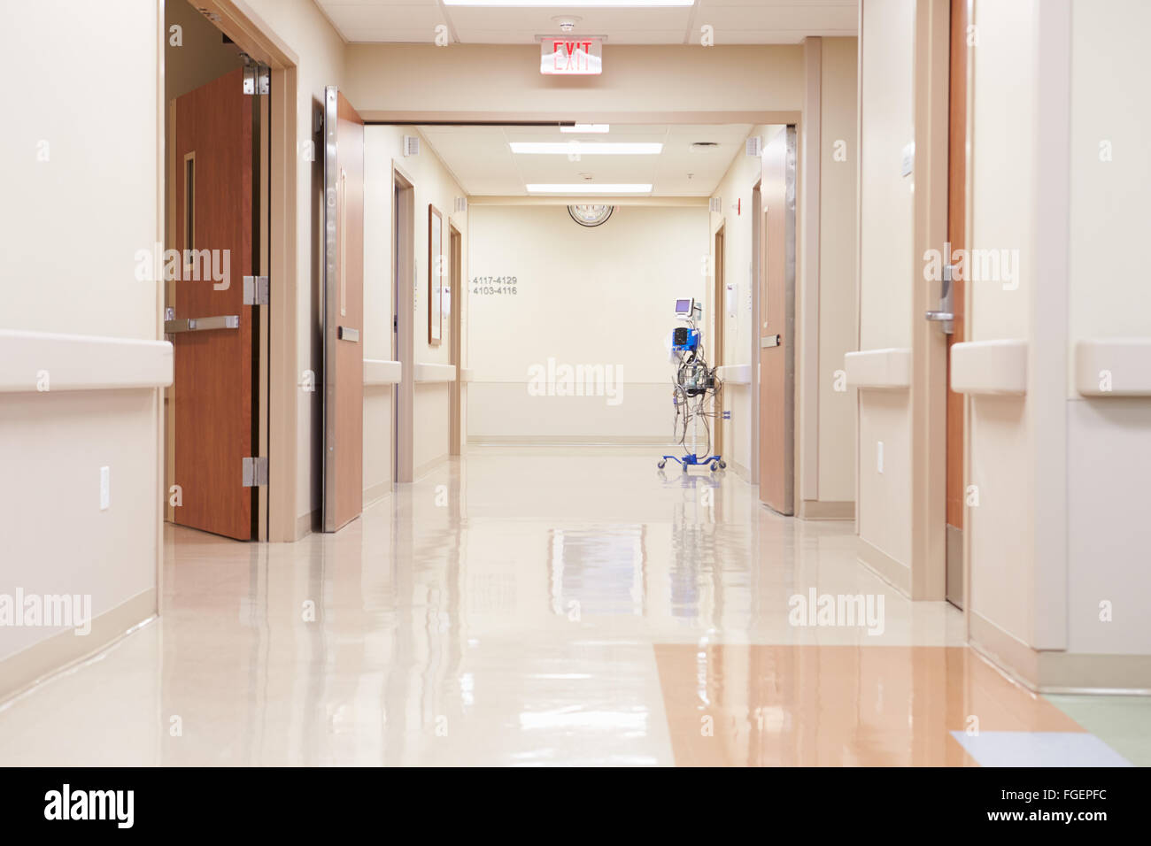 Leeren Flur im modernen Krankenhaus Stockfoto