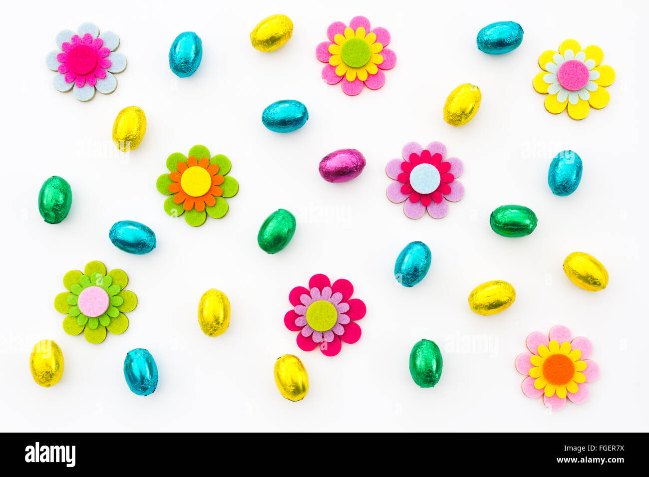 Ein Ostern Hintergrund mit vielen bunten, Ostereier und hausgemachte Blumen auf einem weißen Hintergrund. Stockfoto