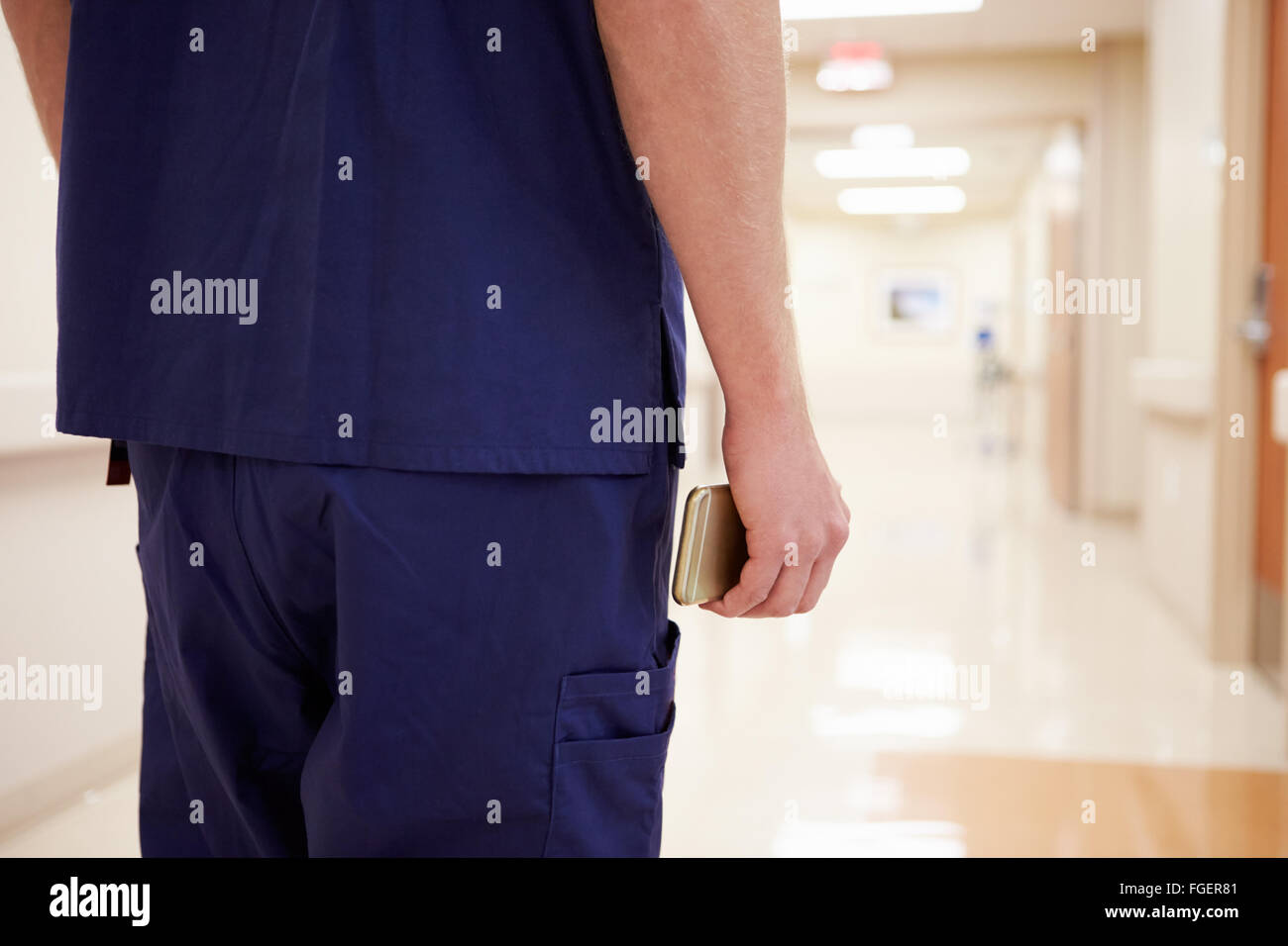 Krankenschwester mit Handy im Krankenhausflur Nahaufnahme Stockfoto