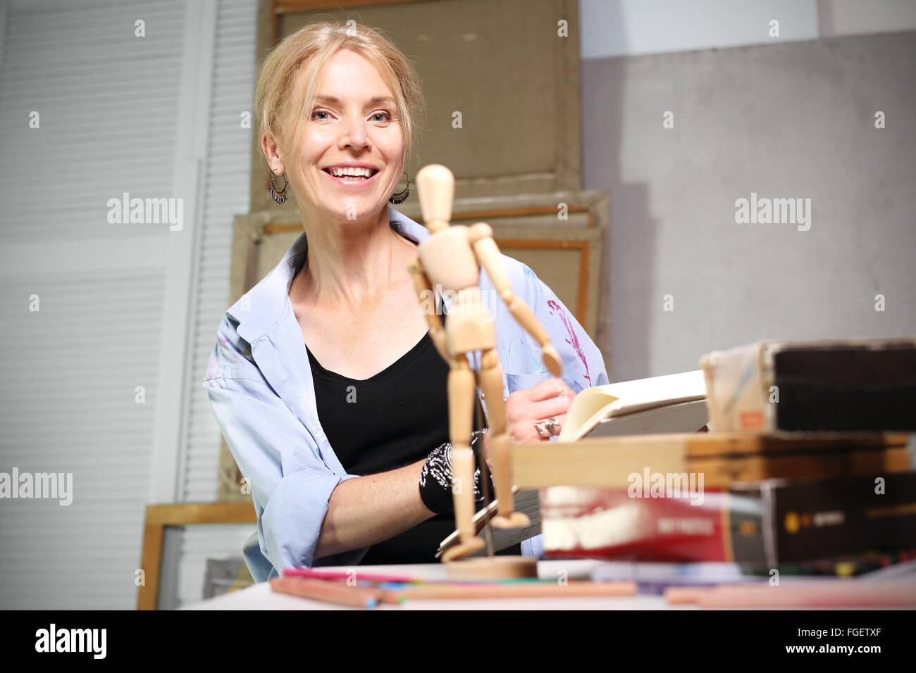 Malatelier und Malzubehör. Ein Maler in seinem Atelier. Der Maler.  Malen und zeichnen Kurs Stockfoto