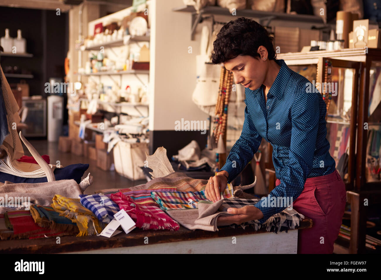 Sales Assistentin Vermittlung von Textilien im Haushaltswaren Shop Stockfoto