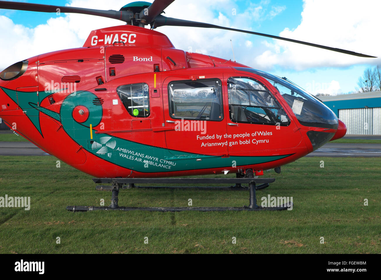 Wales Air Ambulance EC 135 Helikopter betrieben von Bond Air Services basierend auf Welshpool Flugplatz Stockfoto