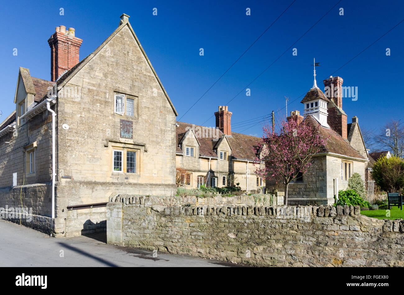 Seite der alten Cotswold Steingebäude in Worcestershire mit einer Sonnenuhr an der Wand Stockfoto