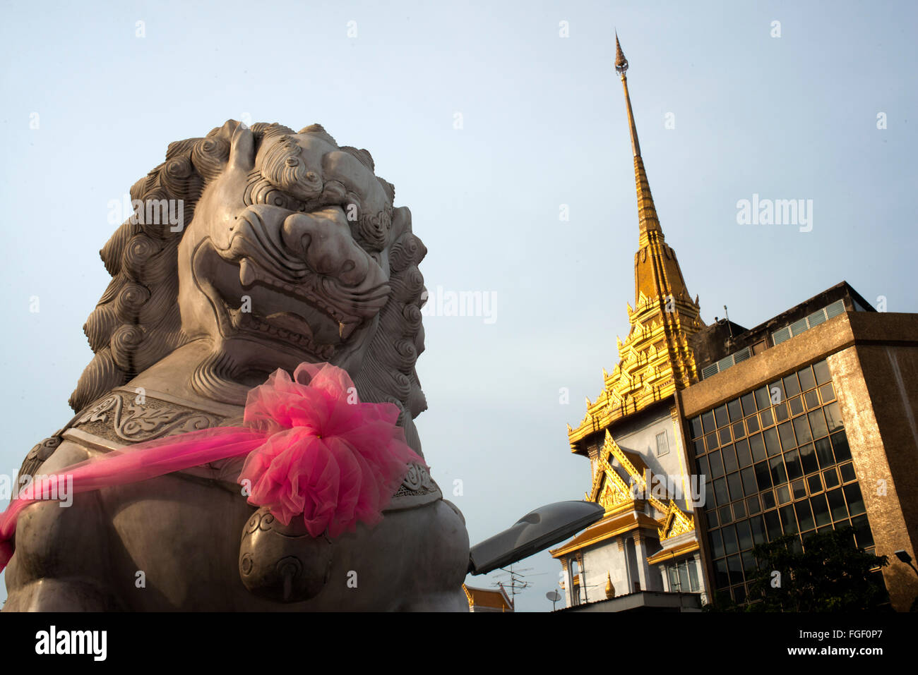 Wat Traimit Mittaphap. Die Chinatown Tor Kreisverkehr und Eingang der Chinatown in Bangkok, Thailand. Die Abend-Ansicht von Chinatown Bogen markiert den Beginn der berühmten Yaowarat Road und ist das Wahrzeichen von Bangkok Stockfoto