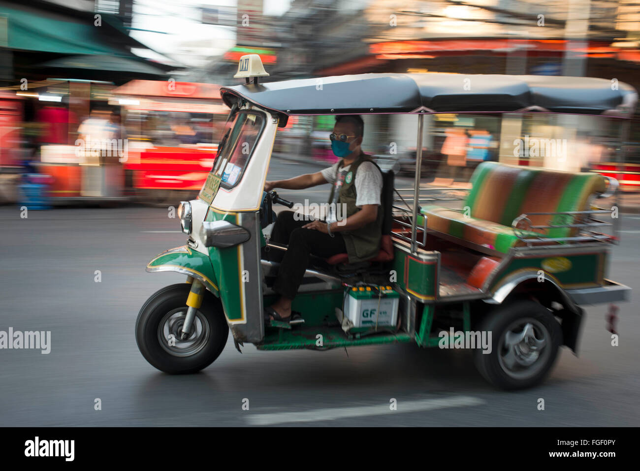 Tuk Tuks Taxi auf der Straße. Blick auf Thanon Yaowarat Straße bei Nacht in Zentralthailand Chinatown-Viertel von Bangkok. Yaowarat Stockfoto