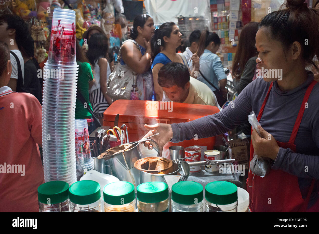 Gießen traditionelle Tee in Bangkoks Chinatown, Thailand Stockfoto