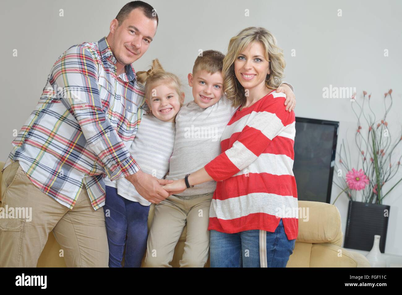 glückliche junge Familie zu Hause Stockfoto