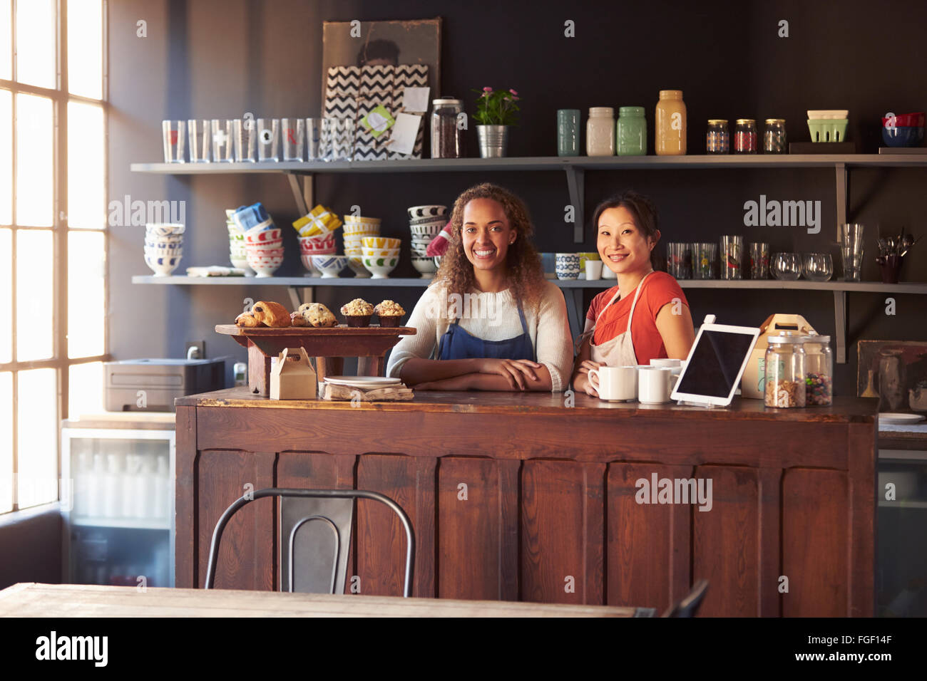Zwei weibliche Coffee-Shop-Besitzer hinter der Theke stehen Stockfoto