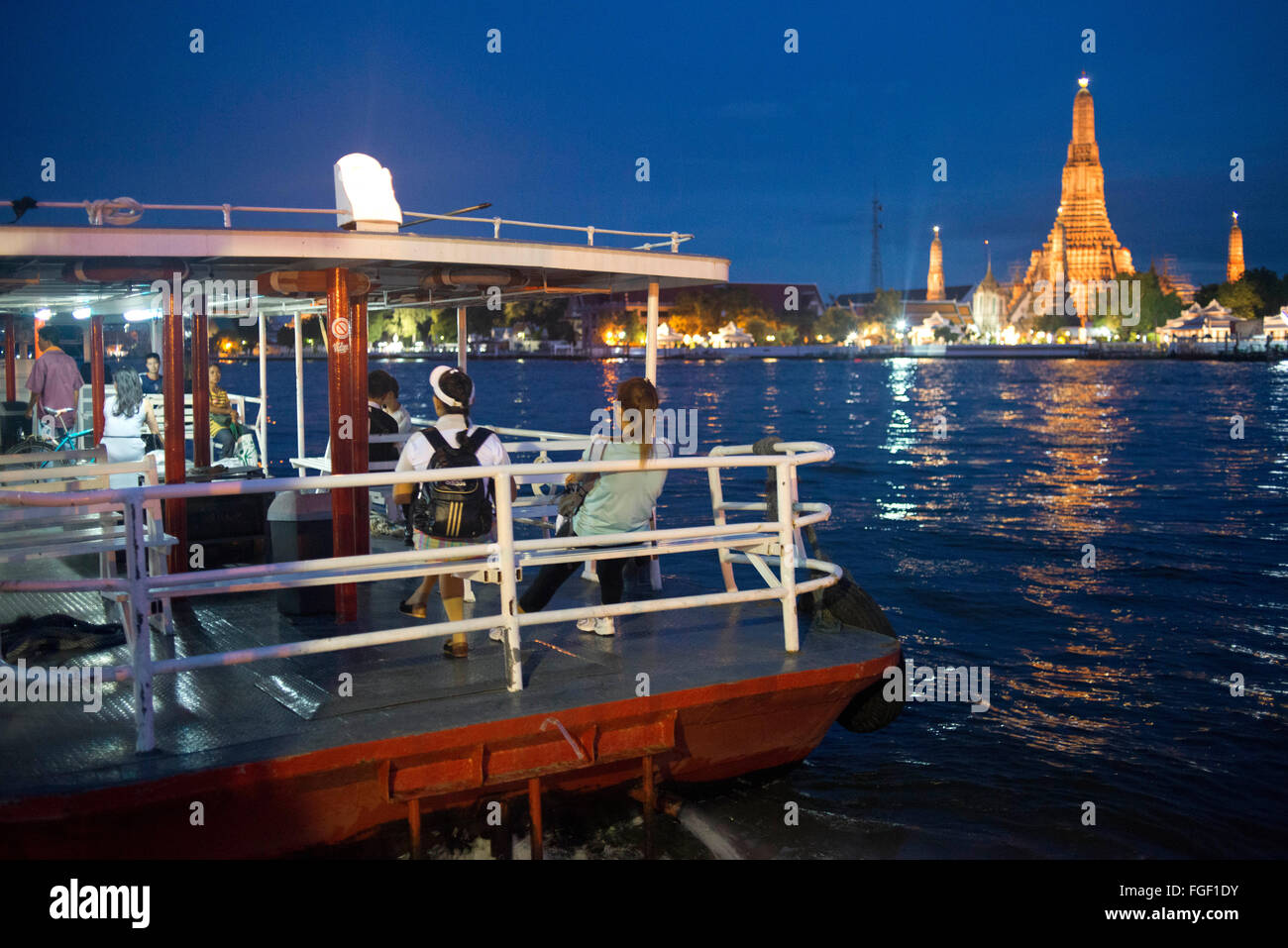 Chao Praya Express Boot in der Nacht. Bangkok, Boot, Fähre. Bangkok. Asien.  Der Fluss Chao Phraya macht eine große Möglichkeit, ar Stockfoto