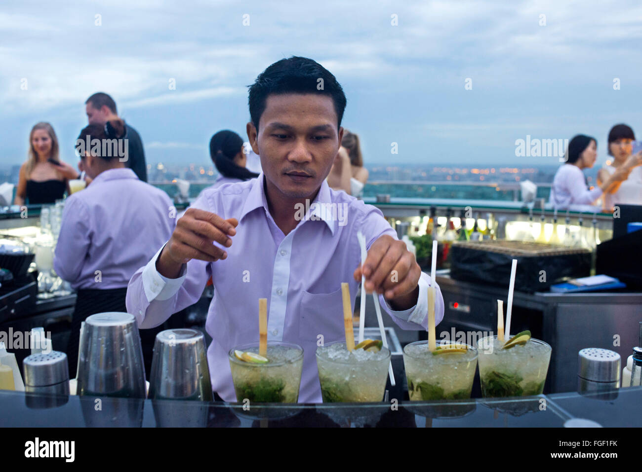 Cocktails im Scirocco auf dem Dach. Thailand. Asien, Bangkok, Hauptstadt, Centara Grand, Chao Praya Fluss, Stadt, Cocktails, Kuppel, Getränke, Stockfoto