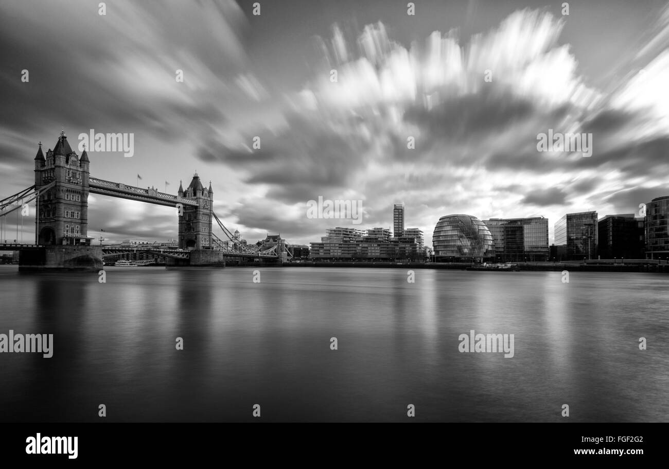 Langzeitbelichtung an Tower Bridge und der South Bank, London England UK Stockfoto