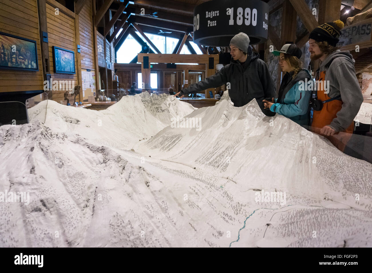 Eine kleine Gruppe von Freunden Lookg ein 3D Modell von der lokalen Mountas zu verstehen, die Terra und planen Sie ihre Routen Gletscher Nial Stockfoto