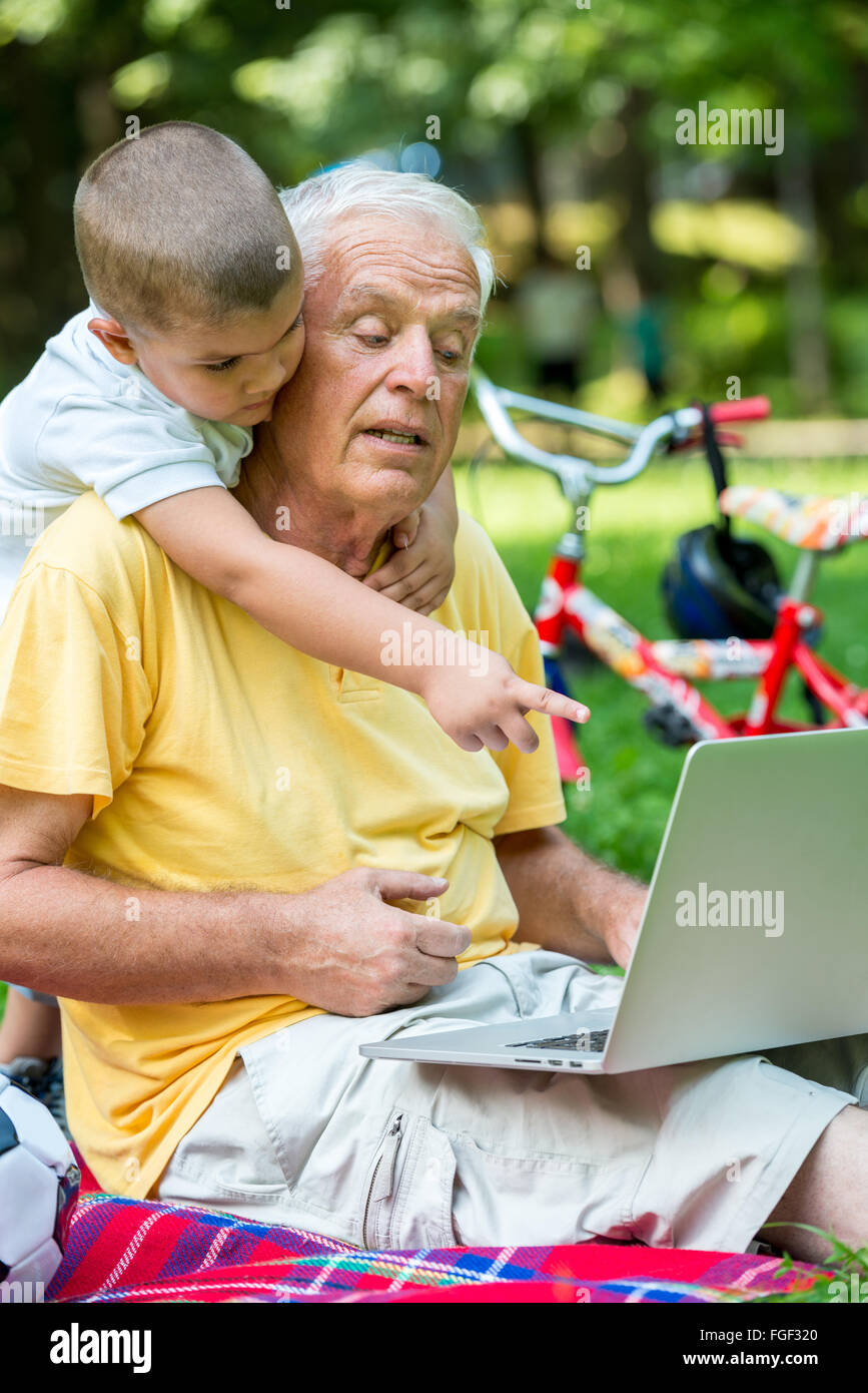 Großvater und Kind mit laptop Stockfoto