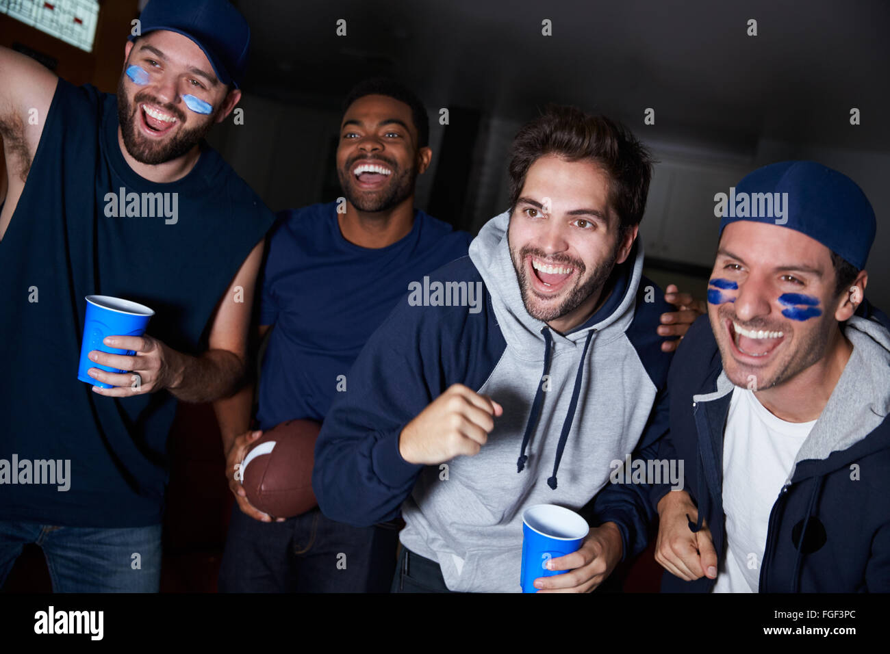 Gruppe von männlichen Sportfans Spiel im Fernsehen beobachten Stockfoto