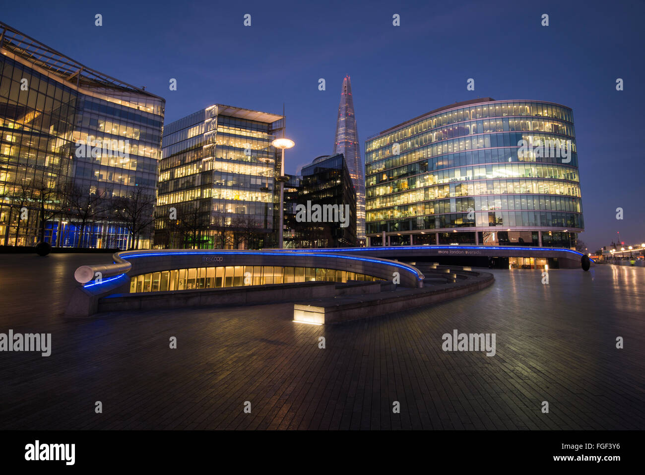 Blaue Morgenstunde an mehr London Ort auf der South Bank in London, England UK Stockfoto