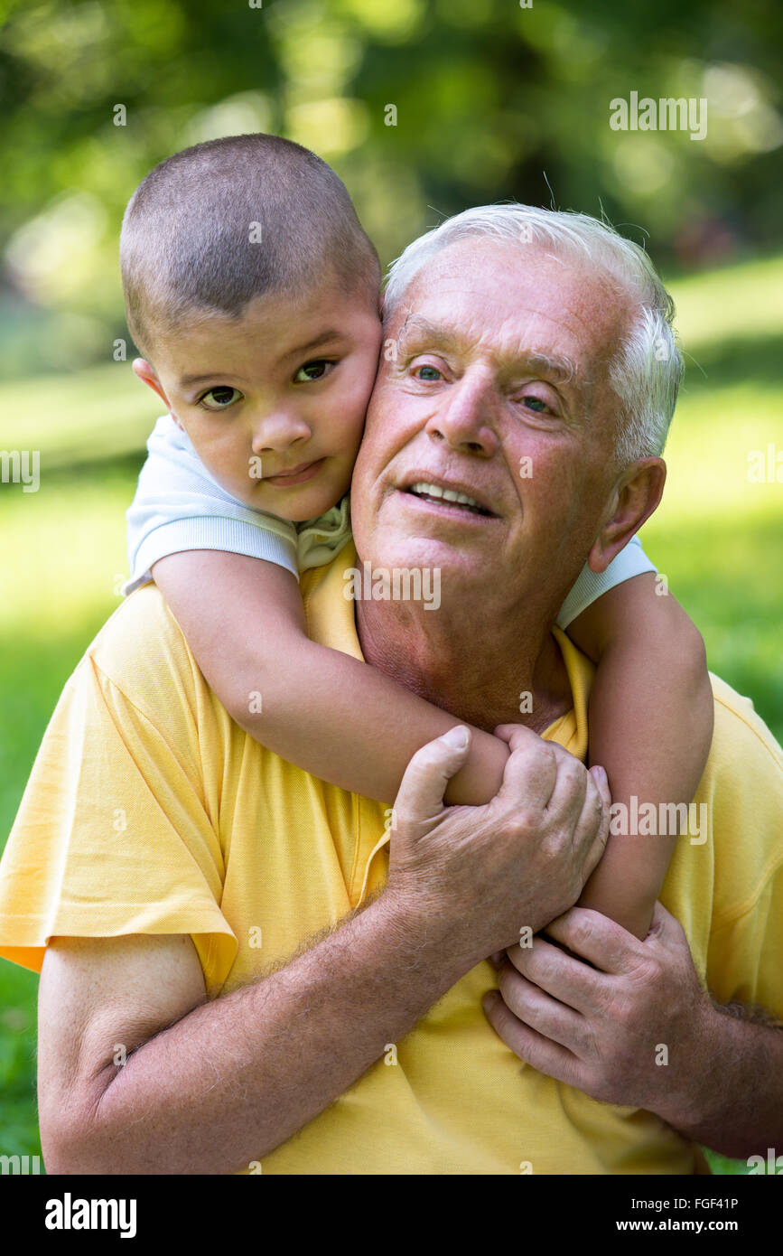 Großvater und Kind viel Spaß im park Stockfoto