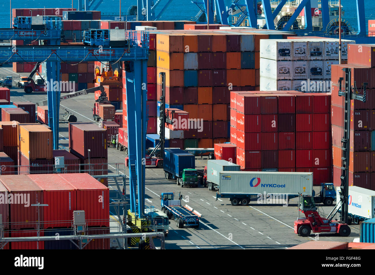 Bunte Sammlung von Containern in der historische Hafen von Valparaiso in Chile. Stockfoto