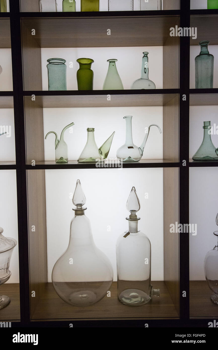Glas-Medizin-Flaschen auf dem Display in der Medizinmann-Ausstellung im Wellcome Collection, London England UK Stockfoto