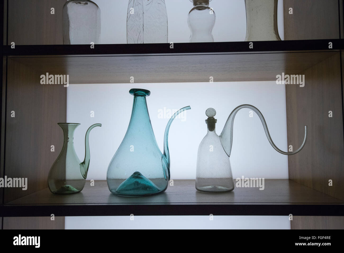Glas-Medizin-Flaschen auf dem Display in der Medizinmann-Ausstellung im Wellcome Collection, London England UK Stockfoto