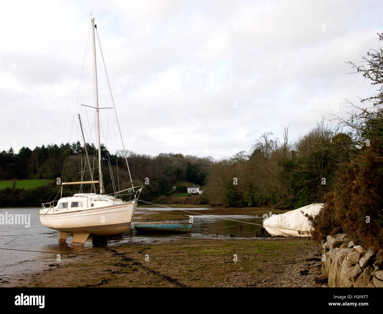 Yacht mit isolierten Haus hinter am Devoran auf der Restronguet Creek, Falmouth, Cornwall, UK Stockfoto