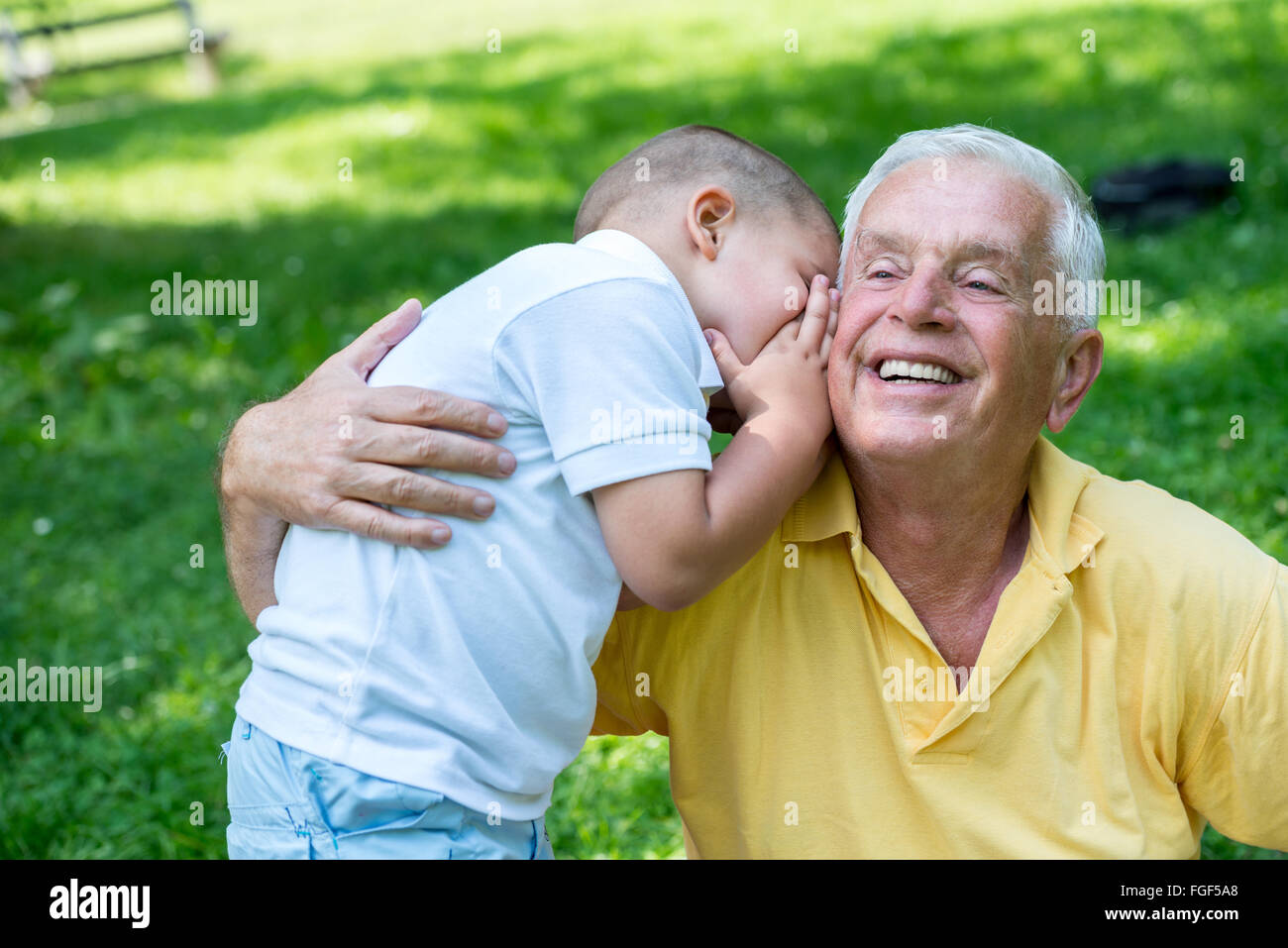 Großvater und Kind viel Spaß im park Stockfoto