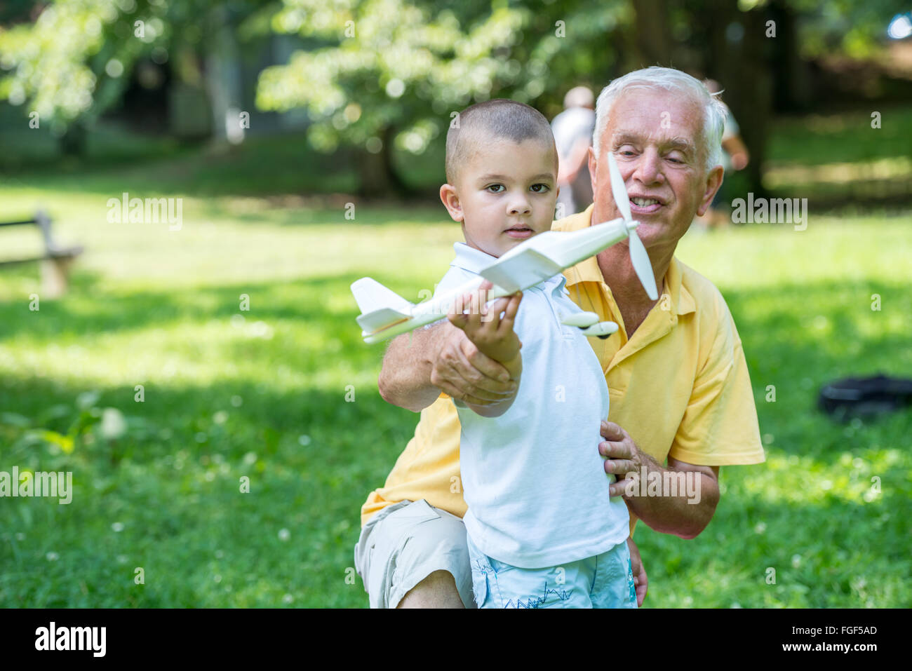 Großvater und Kind viel Spaß im park Stockfoto