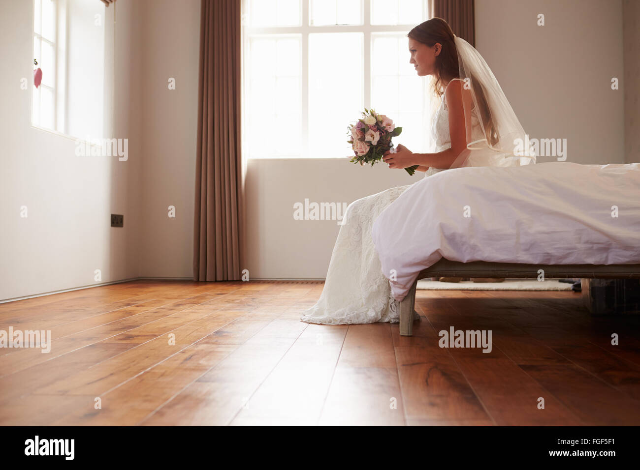 Braut im Schlafzimmer mit zweiten Gedanken vor Hochzeit Stockfoto