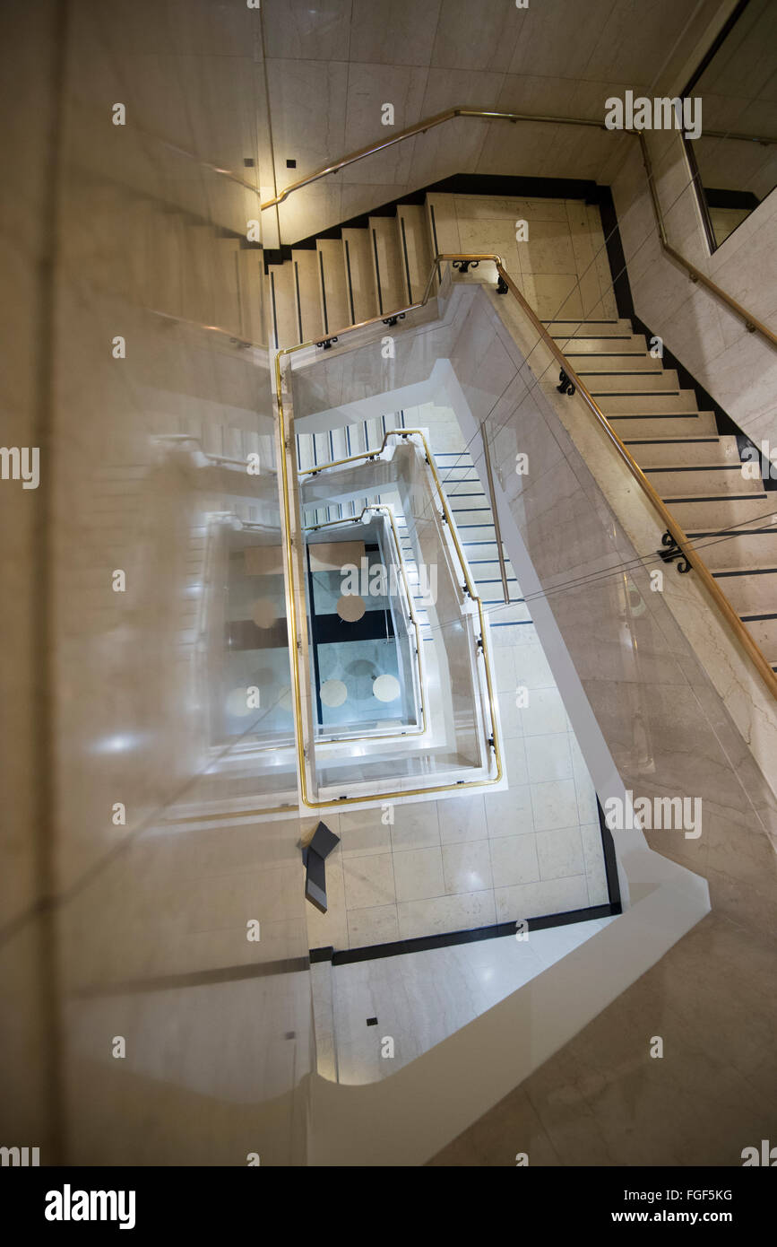 Treppe im Inneren des Gebäudes, die Häuser der Wellcome Collection, London England UK Stockfoto