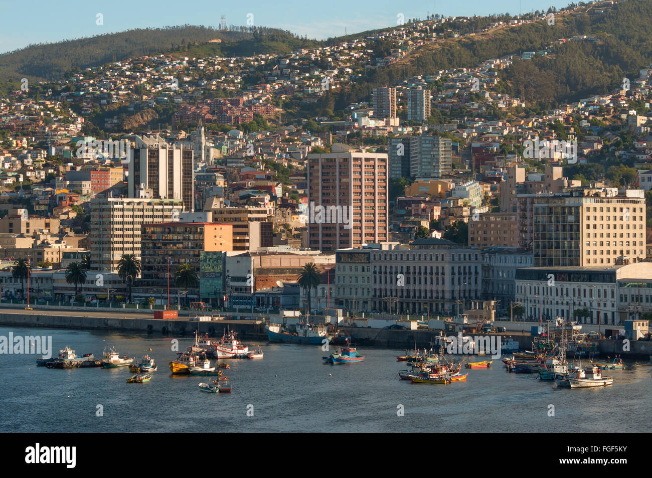 Stadt-Landschaft von der UNESCO-Welterbe Stadt Valparaiso gesehen vom Hafen, Chile. Stockfoto