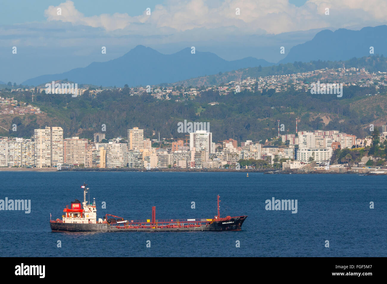 Öl-Produkte Tanker Dona Carmela auf dem Hintergrund von Valparaiso, Chile. Stockfoto