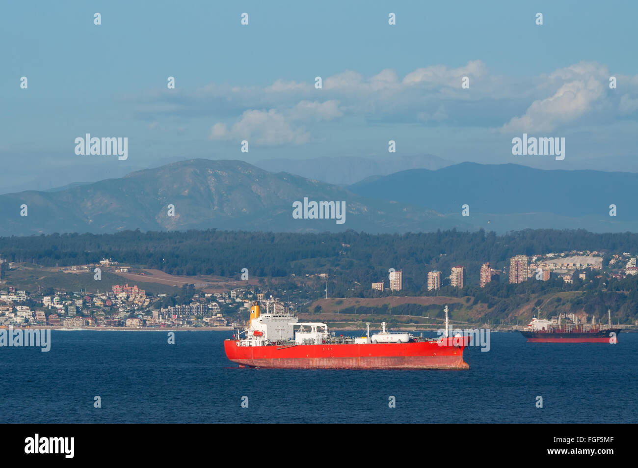 LPG-Tanker Pacific Gas auf dem Hintergrund von Valparaiso, Chile. Stockfoto