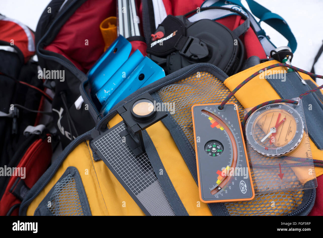 Ein Snowboarder Winter Backcountry Rucksack-Inhalt und Zubehör Stockfoto