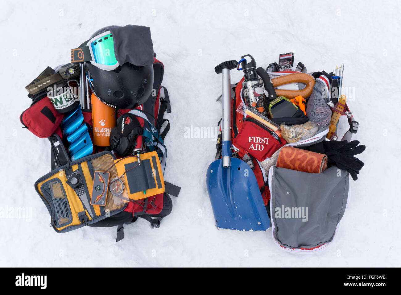 Ein Snowboarder Winter Backcountry Rucksack-Inhalt und Zubehör Stockfoto
