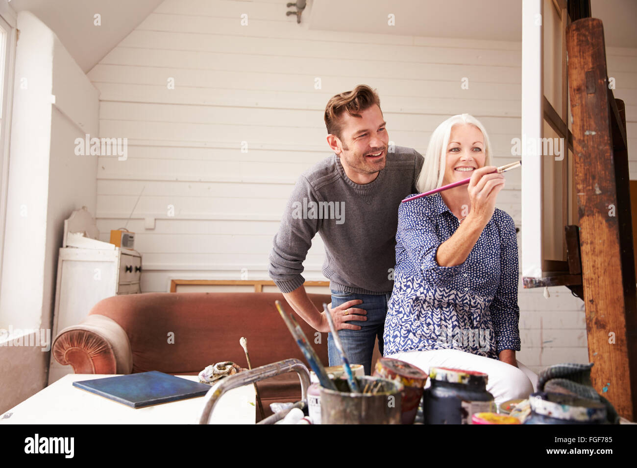 Künstler mit Studentin In Malklasse Stockfoto
