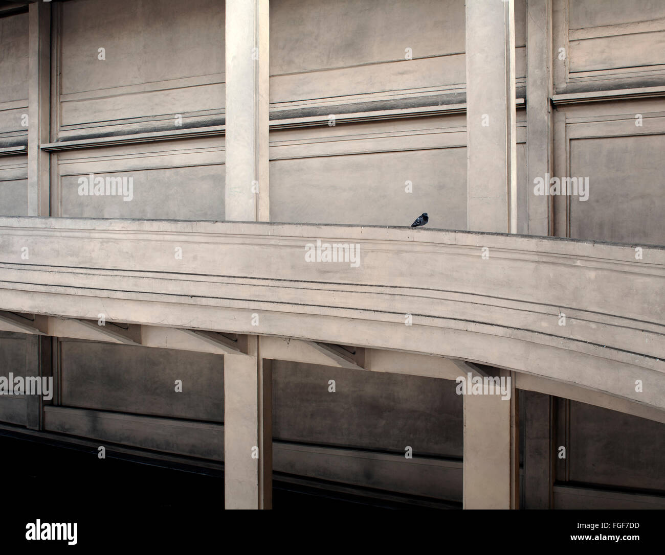 Lingotto-Gebäude Garage Rampe in Turin Italien, aus der 20er Jahre/30er-Jahren. Details der Spirale Stil Rampe, die zum Dach, Taube auf dem Geländer führt Stockfoto