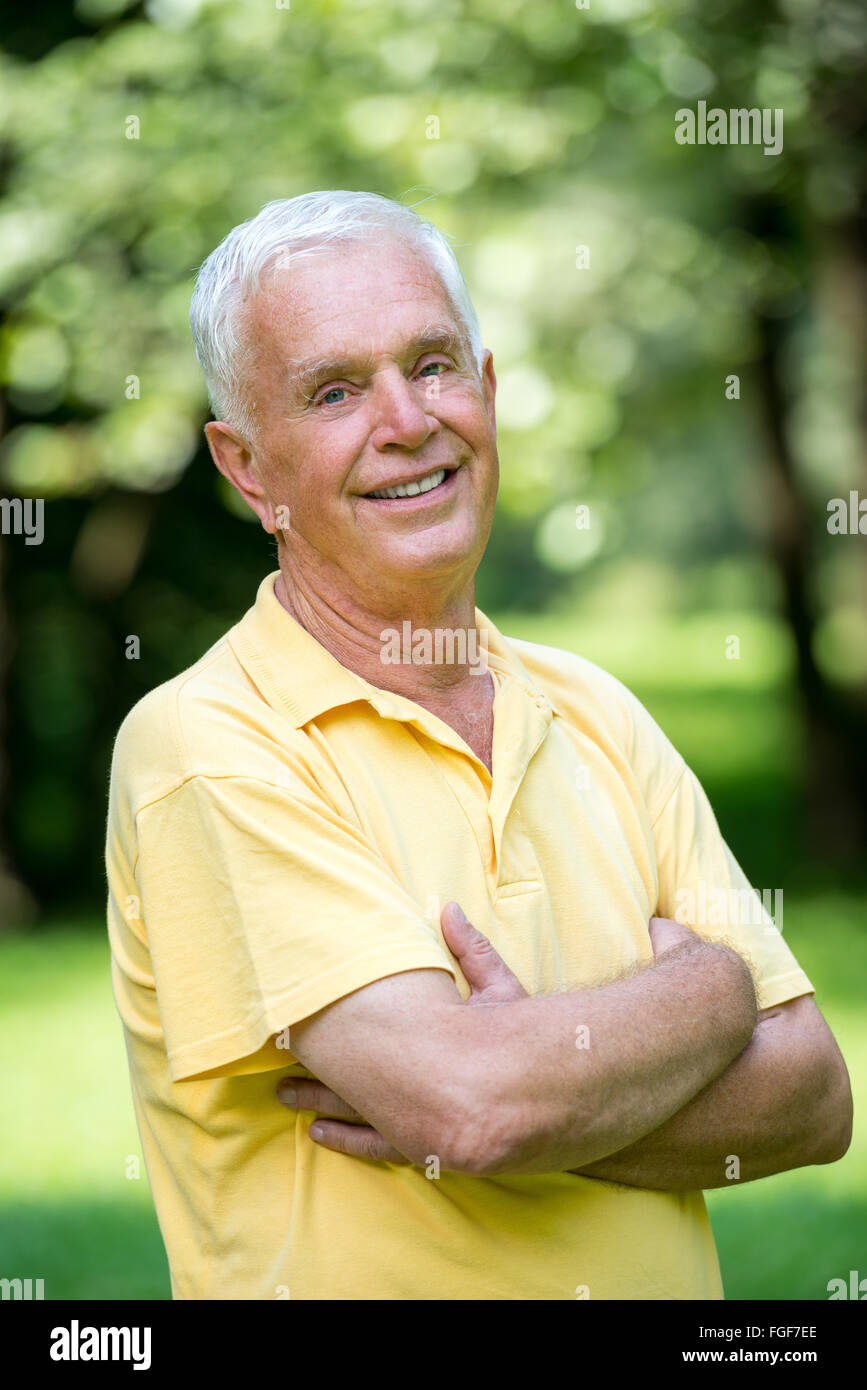 Porträt des Lächelns älteren Mannes Stockfoto