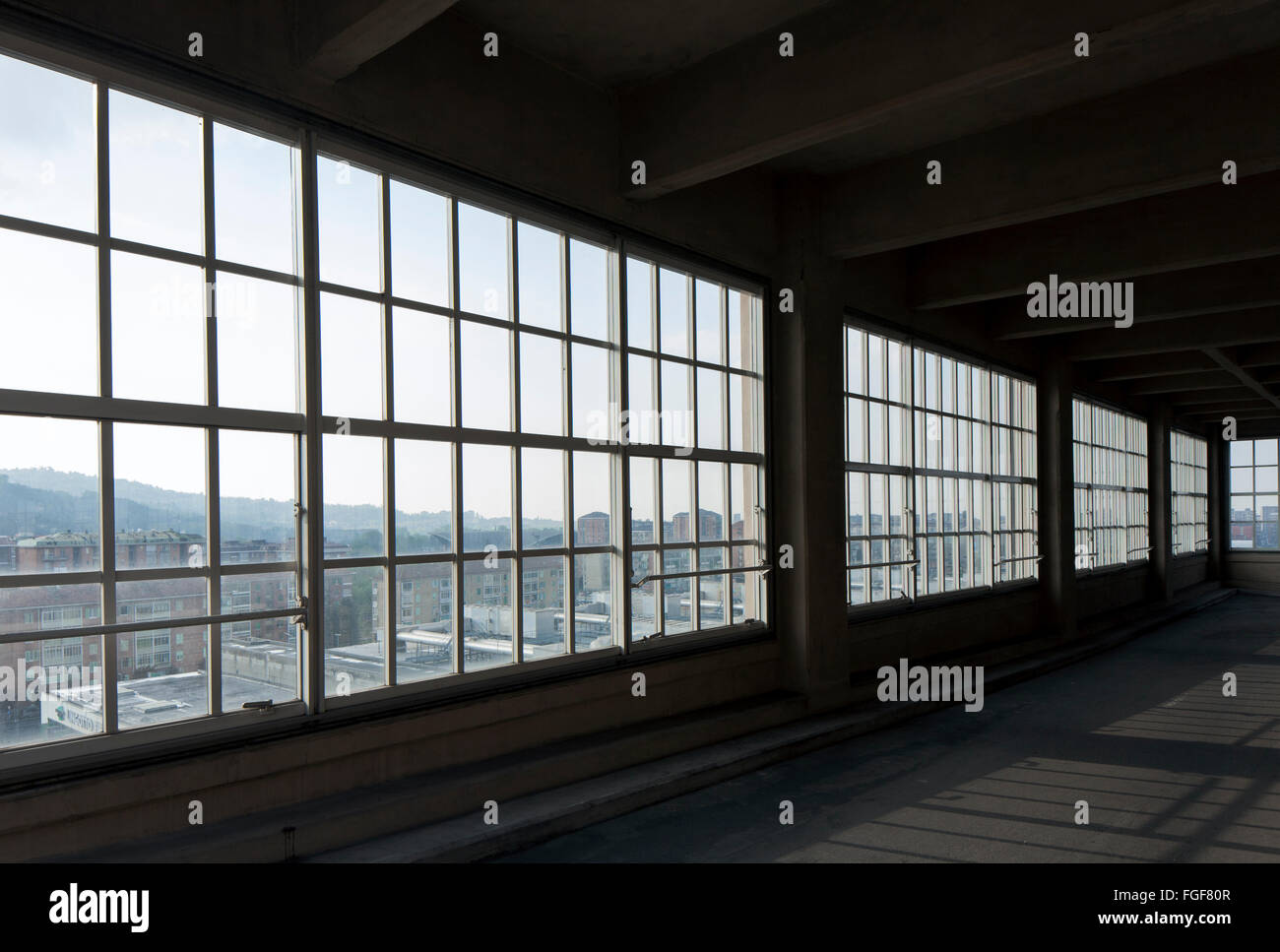 Lingotto-Gebäude Garage Rampe in Turin Italien, aus der 20er Jahre/30er-Jahren. Einzelheiten über die Spirale-Stil-Rampe, die zum Dach führt. Stockfoto