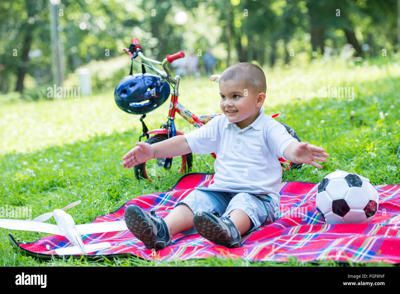 Junge mit Airpane Spielzeug Stockfoto