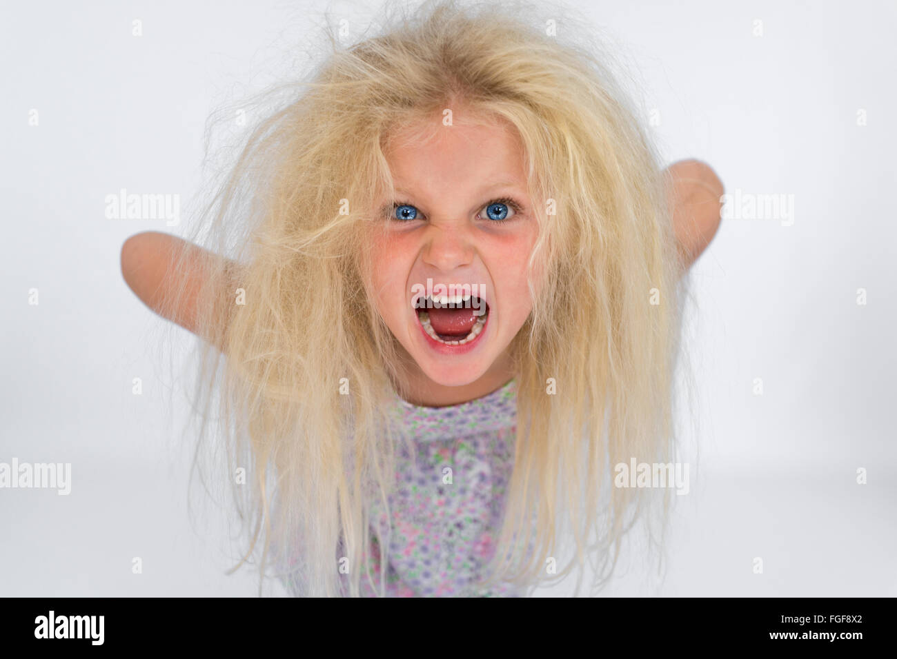 Junges Mädchen mit schreienden zerzaustes blondes Haar Stockfoto