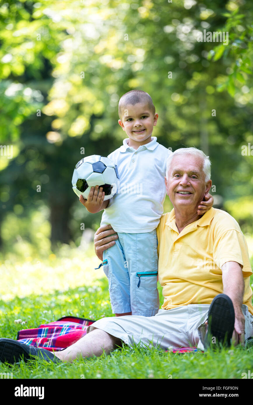 Großvater und Kind viel Spaß im park Stockfoto