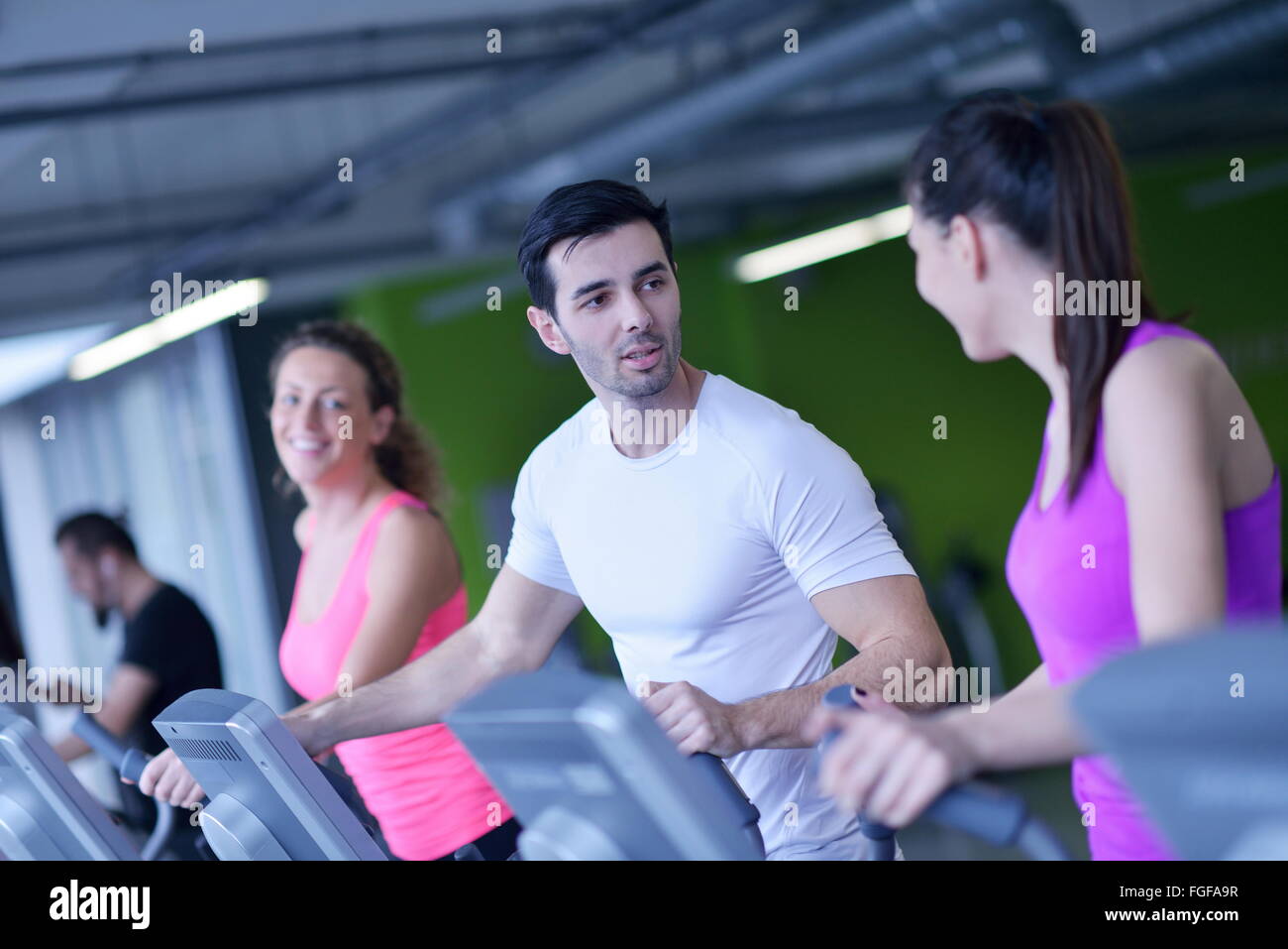 Gruppe von Menschen, die auf Laufbändern Stockfoto