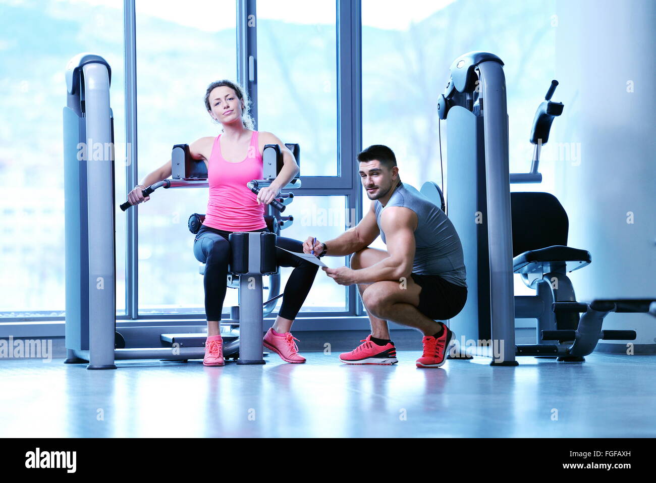 Frau, die das Training mit ihrem persönlichen trainer Stockfoto