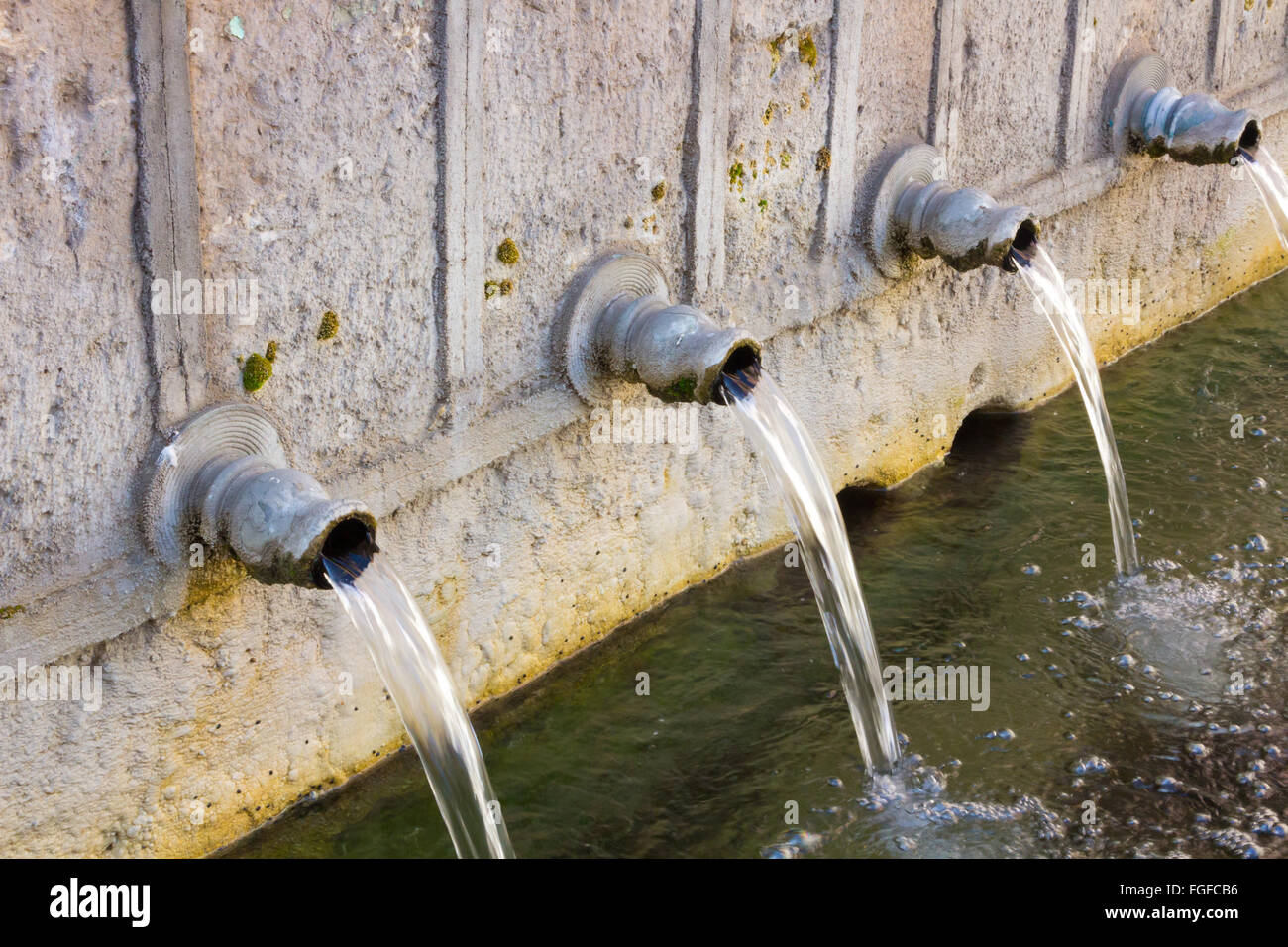 alte Wasserleitungen Brunnen Wasser Stockfoto