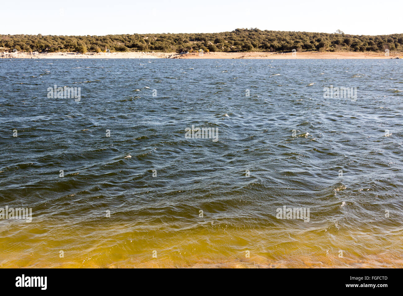 Ufer des großen Sees ValMayor, blauen Wasser in Madrid, Spanien Stockfoto