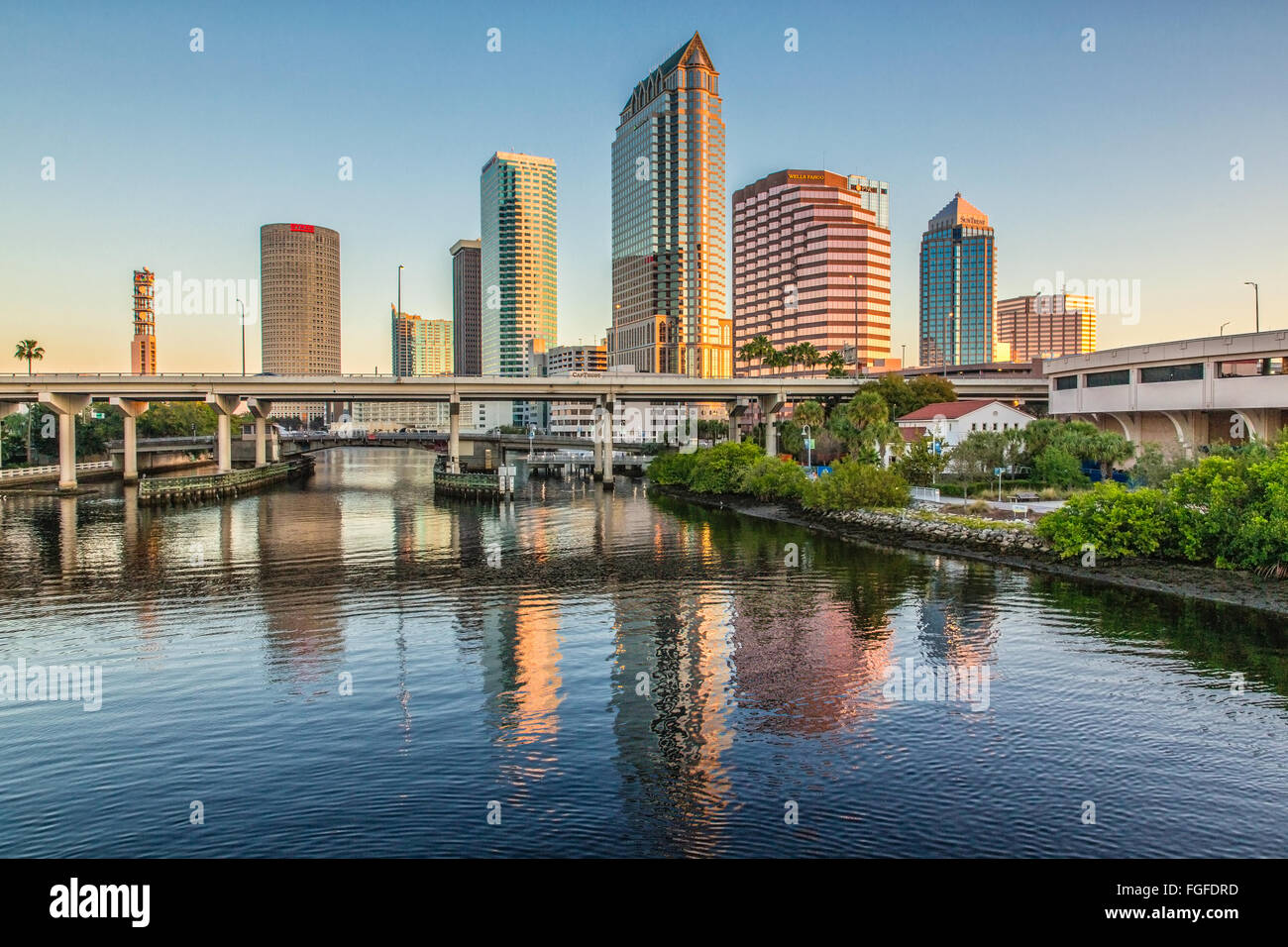 Tampa-Skyline bei Sonnenaufgang von der Platt Street Bridge in der Innenstadt von Tampa, Florida gesehen. Stockfoto