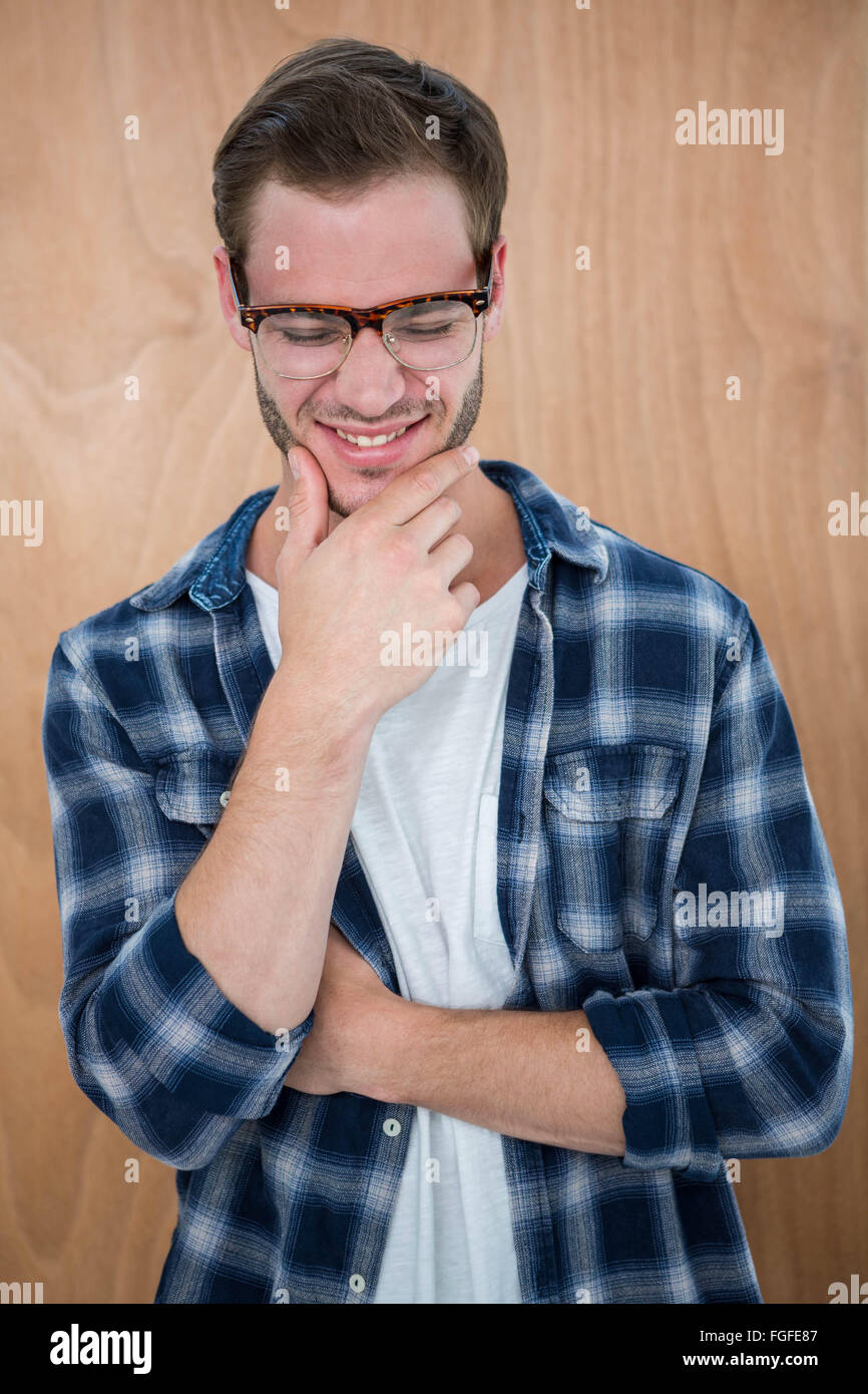 Hübsche Hipster mit Brille mit Hand am Kinn Stockfoto
