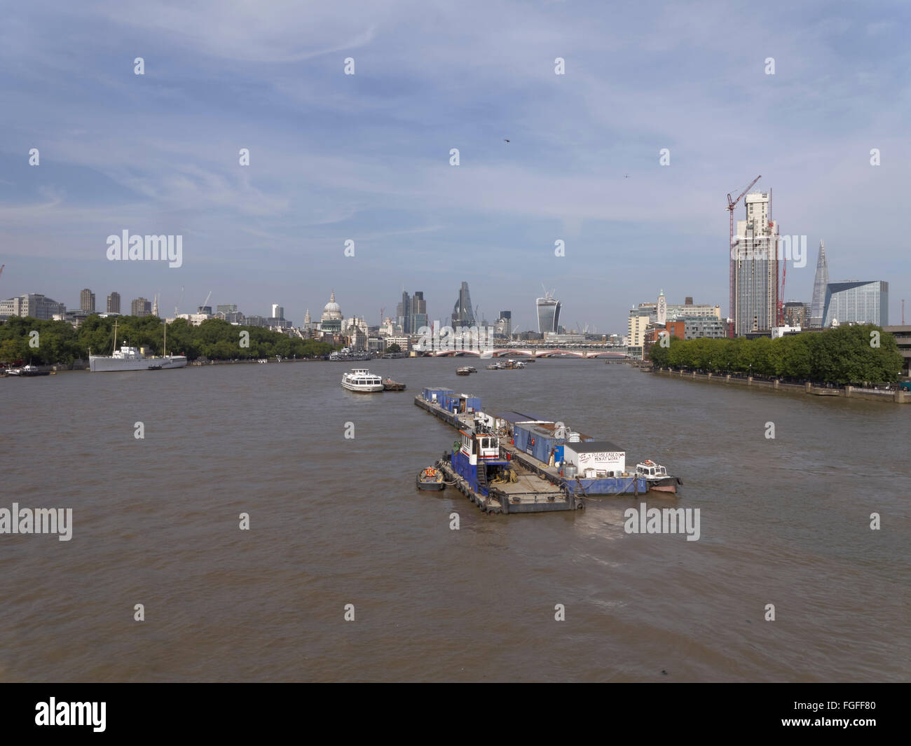 Blick auf der Themse von Waterloo Bridge mit geschäftigen Fluss Arbeit und geschäftigen London City Skyline und Fluss-Banken. Stockfoto